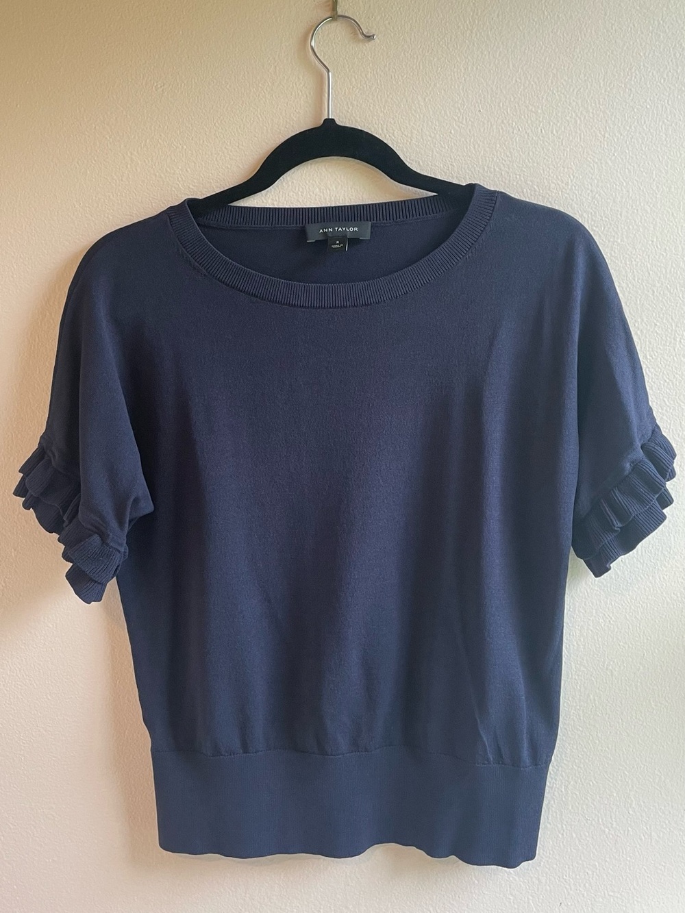 Ann Taylor Navy Short Sleeve Sweater Top Tiered Ruffle Sleeves Ribbed Hem M